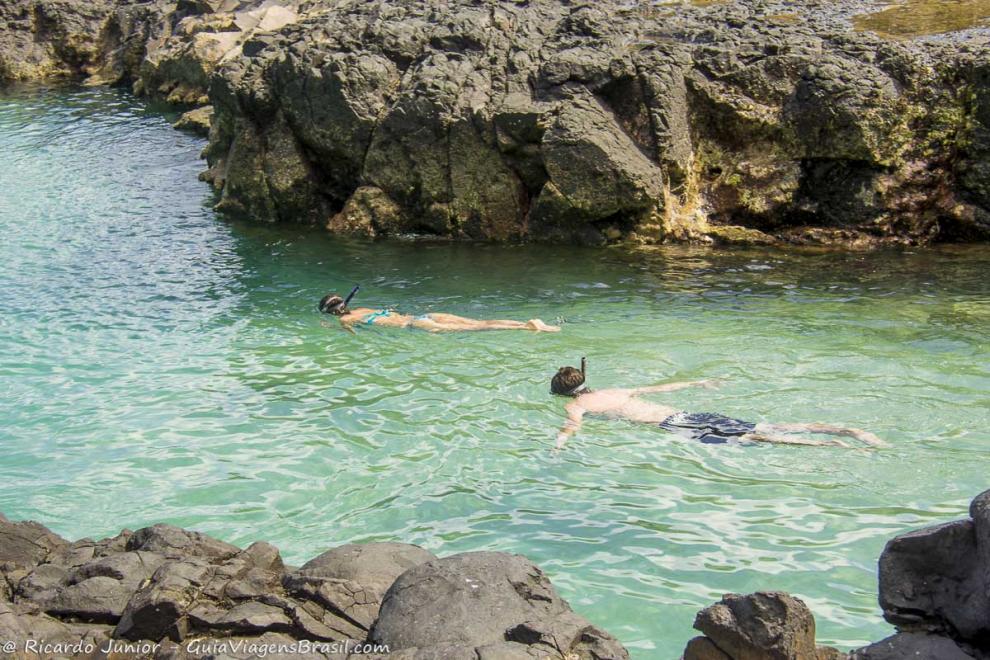 Imagem de duas pessoas mergulhando de snorkel na Baía dos Porcos.
